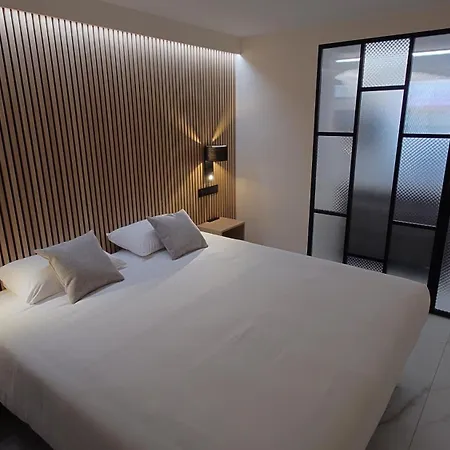 Aparthotel Club *